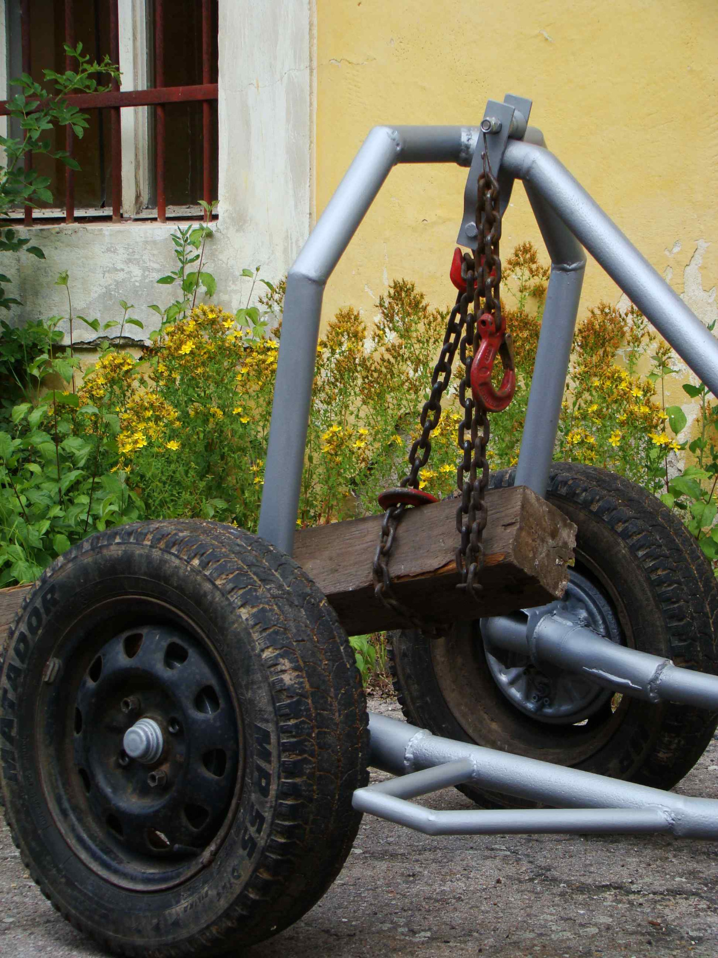 Obr. č. 5: Pracovní stav – břemeno je zavěšeno na vrcholu nosného rámu vozíku